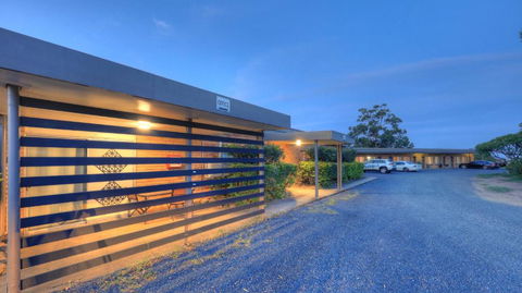 Hilldrop Motor Inn - Accommodation Batemans Bay 2