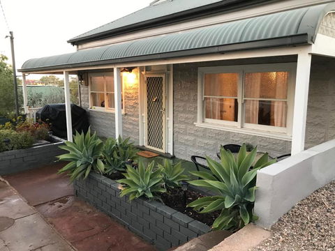 HILLSIDE HAVEN CHARMING C1920 COTTAGE Pet Friendly Sleeps 1 - 6 - Accommodation Batemans Bay 2
