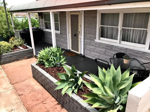 HILLSIDE HAVEN CHARMING C1920 COTTAGE Pet Friendly Sleeps 1 - 6 - Accommodation Batemans Bay 1