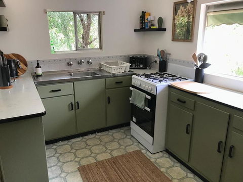 HILLSIDE HAVEN CHARMING C1920 COTTAGE Pet Friendly Sleeps 1 - 6 - Accommodation Batemans Bay 3