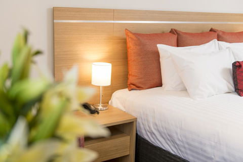 Adelaide Royal Coach - Accommodation Batemans Bay 2