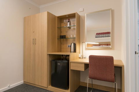 Adelaide Royal Coach - Accommodation Batemans Bay 3