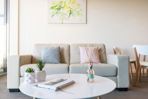 Albert Park City View Stylish 1 Bedroom Apartment - Accommodation Batemans Bay 2