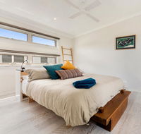 Alice's Palace 2-minute walk to lifeguard patrolled surf beach - Accommodation Batemans Bay