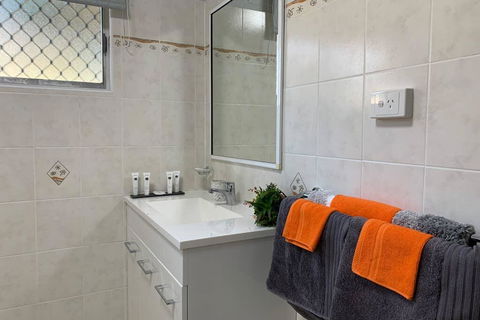 Andergrove Home With A Garden View-Wi-fi & Netflix - Accommodation Batemans Bay 1