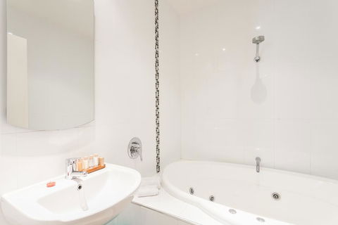 Anglesea River Apartments - Spa Apartment 23 - Accommodation Batemans Bay 2
