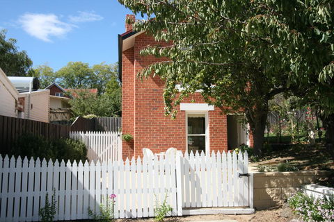 Annies Garden Cottage - Accommodation Batemans Bay 0