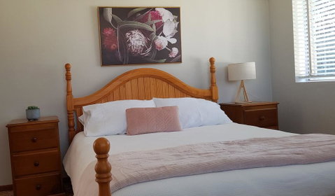 Apartment With Sweeping View Of The Bay, 2 Bedrooms, Sleeps 5 - Accommodation Batemans Bay 1