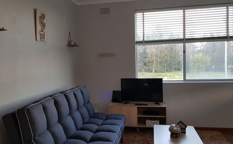 Apartment With Sweeping View Of The Bay, 2 Bedrooms, Sleeps 5 - Accommodation Batemans Bay 3