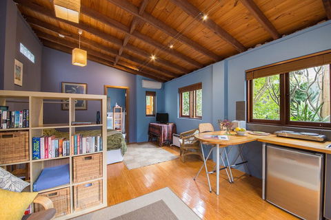 Art & Garden Retreat - Accommodation Batemans Bay 1