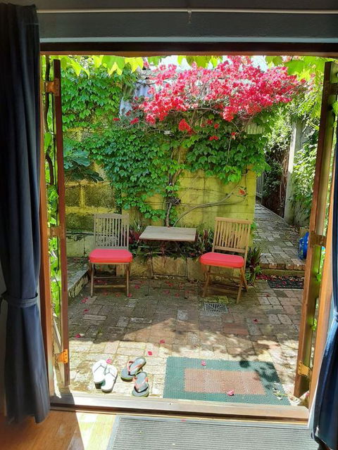 Art & Garden Retreat - Accommodation Batemans Bay 3