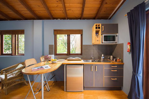 Art & Garden Retreat - Accommodation Batemans Bay 2