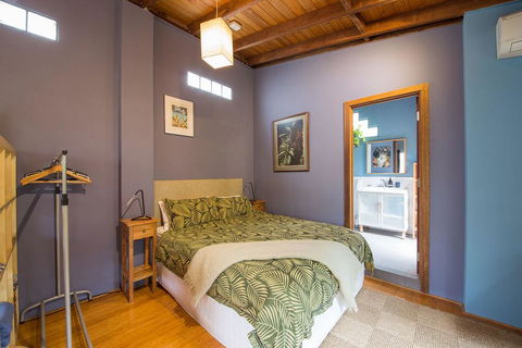 Art & Garden Retreat - Accommodation Batemans Bay 0