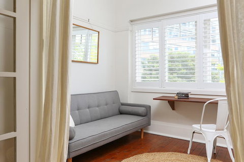 Art Deco Oasis Minutes From The City - Accommodation Batemans Bay 2