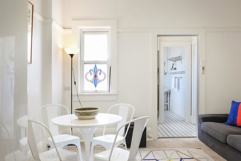 Art Deco Oasis Minutes From The City - Accommodation Batemans Bay 0