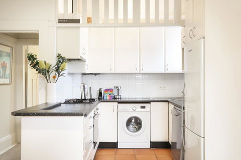 Art Deco Oasis Minutes From The City - Accommodation Batemans Bay 3