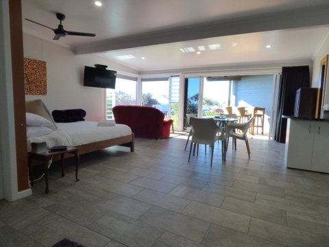 ArtHOUSE Beachfront Accommodation - Accommodation Batemans Bay 3