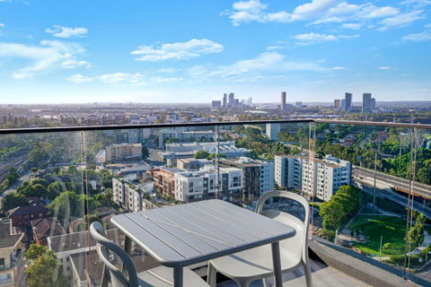 Luxury 1BR Apt With Stunning City Skyline Views - Accommodation Batemans Bay 3