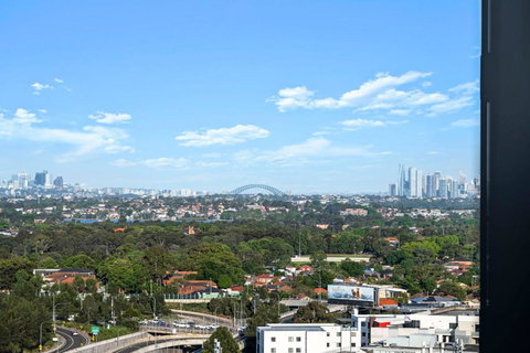 Luxury 1BR Apt With Stunning City Skyline Views - Accommodation Batemans Bay 1