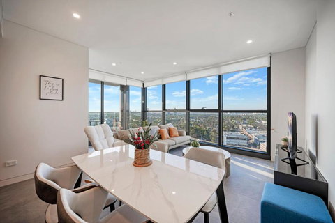 Luxury 1BR Apt With Stunning City Skyline Views - Accommodation Batemans Bay 2