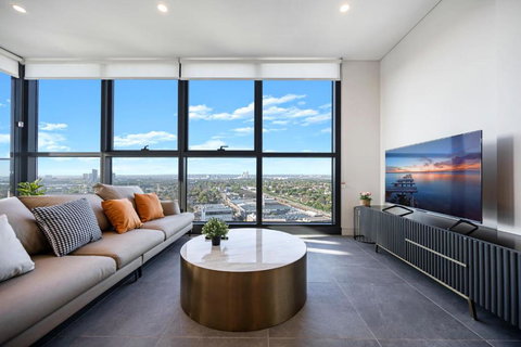 Luxury 1BR Apt With Stunning City Skyline Views - Accommodation Batemans Bay 0