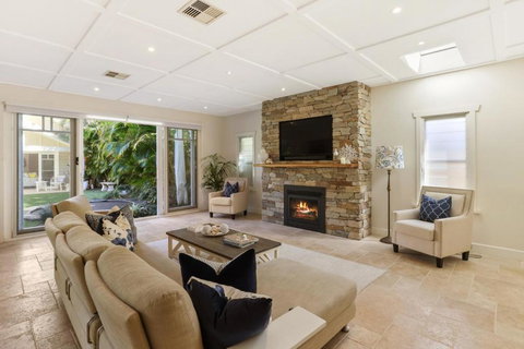 Luxury Beach House - Footsteps To Beach - Accommodation Batemans Bay 1