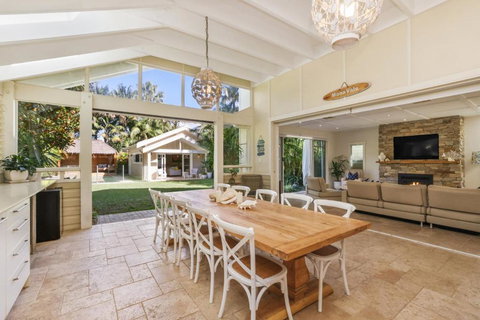 Luxury Beach House - Footsteps To Beach - Accommodation Batemans Bay 2