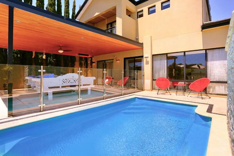 LUXURY VILLA W POOL & SPAS - Accommodation Batemans Bay 0
