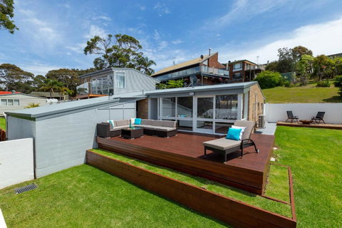 Magnificent Malua Views Stroll To The Beach - Accommodation Batemans Bay 2