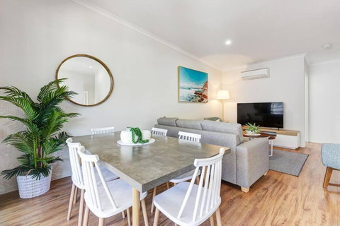 MARJ12- Stylish And Spacious - Accommodation Batemans Bay 3