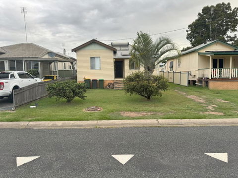 Massive 3 Bedroom Home With Backyard - Accommodation Batemans Bay 3
