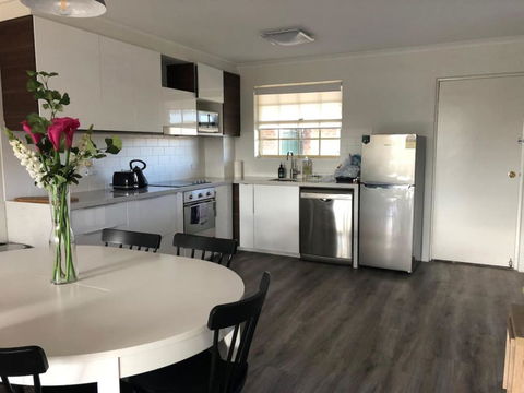 Modern 2BR Apartment With Parking - Accommodation Batemans Bay 2