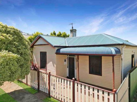 Milton House, Hamilton - Accommodation Batemans Bay 0