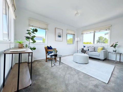 Modern And Elegant House With Swimming Pool - Accommodation Batemans Bay 3