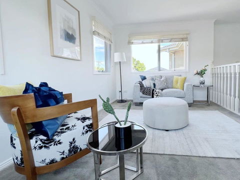 Modern And Elegant House With Swimming Pool - Accommodation Batemans Bay 2