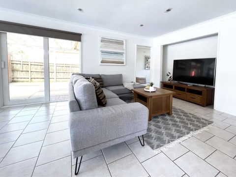 Modern And Elegant House With Swimming Pool - Accommodation Batemans Bay 0