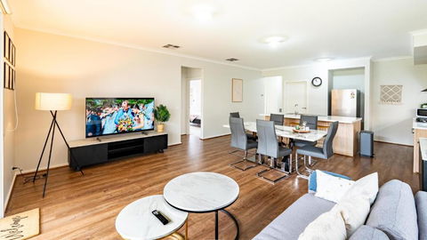 Modern Homely House In Clyde - Accommodation Batemans Bay 1