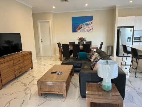 Modern House Between Airport And Sea - Accommodation Batemans Bay 1