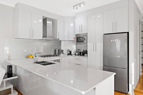 Modern Scarborough Townhouse - Accommodation Batemans Bay 3