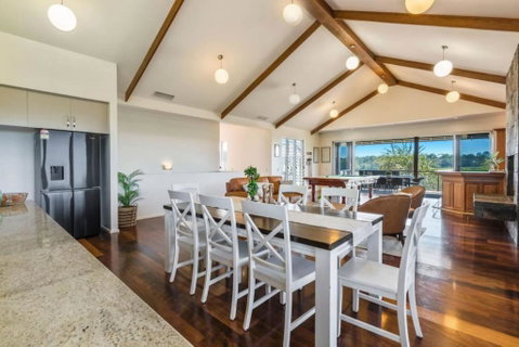 Mountain Majesty With Poolside Relaxing Getaway - Accommodation Batemans Bay 0