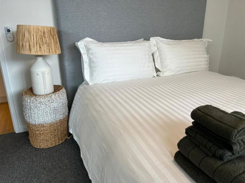 NEW BOUTIQUE 1bd Apt - Accommodation Batemans Bay 3