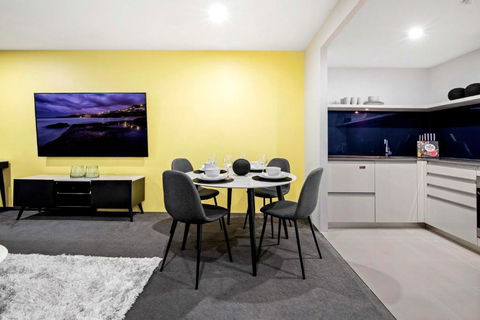 OCEAN VIEW - One Bedroom Spa Apartment - Circle On Cavill - Self Contained, Privately Managed - Accommodation Batemans Bay 3