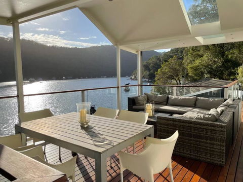 NINE At Berowra Waters, Luxury Waterfront With Hot Tub - Accommodation Batemans Bay 1