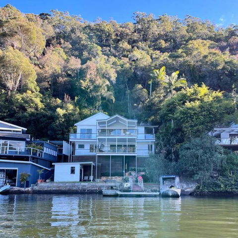 NINE At Berowra Waters, Luxury Waterfront With Hot Tub - Accommodation Batemans Bay 2