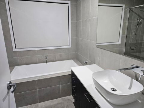 O Stylish 4 Room Oasis With 65 TV - Accommodation Batemans Bay 1