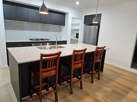 O Stylish 4 Room Oasis With 65 TV - Accommodation Batemans Bay 2