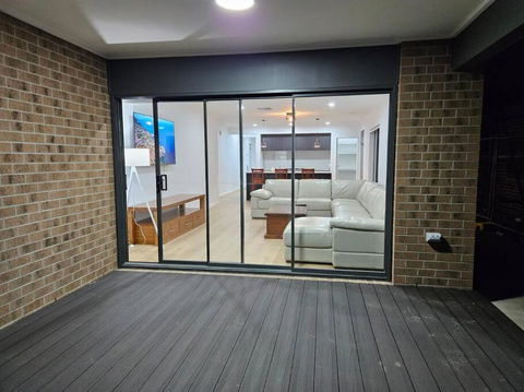 O Stylish 4 Room Oasis With 65 TV - Accommodation Batemans Bay 3