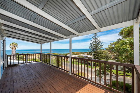 Ocean Vista Large Modern Home With Ocean Views - Accommodation Batemans Bay 3