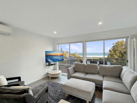 Oceanfront 4-Bed Haven With BBQ & Alfresco Dining - Accommodation Batemans Bay 2