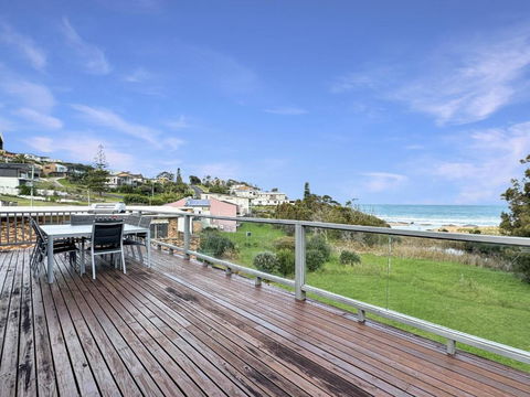 Oceanfront 4-Bed Haven With BBQ & Alfresco Dining - Accommodation Batemans Bay 3